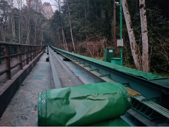 觀(guān)光電車(chē)：軌道“穿衣”迎寒冬，匠心守護(hù)保運(yùn)營(yíng)